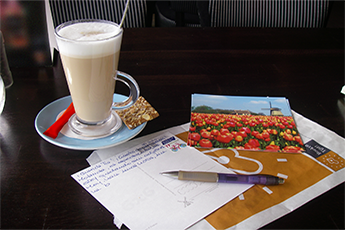 Escribir una tarjeta postal en papel